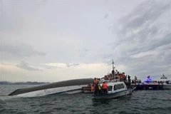 Le naufrage du bateau touristique Vinh Xanh 58 s'est produit à 15h30 le 19 juillet 2025. Photo: VNA