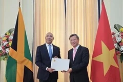 L'ambassadeur du Vietnam à Cuba et en Jamaïque, Le Quang Long (droite), présente ses ses lettres de créance au gouverneur général de la Jamaïque, Patrick Allen. Photo: VNA