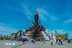 Une statue de Bouddha sur le mont Ba Den. Photo : VNA