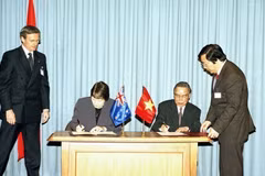 Le Premier ministre Phan Van Khai (droite) et son homologue néo-zélandaise Helen Clark ​​signent la Déclaration commune lors de la visite officielle du dirigeant vietnamien en Nouvelle-Zélande, le 9 mai 2005. Photo: VNA