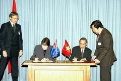 Le Premier ministre Phan Van Khai (droite) et son homologue néo-zélandaise Helen Clark ​​signent la Déclaration commune lors de la visite officielle du dirigeant vietnamien en Nouvelle-Zélande, le 9 mai 2005. Photo: VNA