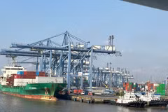Pendant les 10 premiers mois de l'année, le volume total de l’import-export du pays a dépassé 762 milliards de dollars, soit une hausse de 17,4 % par rapport à la même période de l'an dernier. Photo: VNA