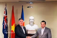 Le consul général du Vietnam à Perth, Phạm Hai Anh (droite) reçoit David Morgan, président du Conseil d’affaires Australie-Occidentale – Vietnam. Photo: VNA