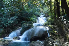 La cascade s’étend sur trois niveaux principaux, avec une hauteur totale de plus de 140 mètres. Photo : VNA