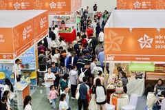 La Foire d'Automne 2025, ayant pour thème "Connecter les hommes à la production et aux affaires", se tient actuellement au Centre d'exposition national à Dông Anh, Hanoï. Photo: VNA