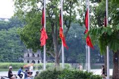 La mise en berne des drapeaux et la suspension de toutes les activités de divertissement public pendant deux jours de deuil national en hommage à l’ancien président Tran Duc Luong. Photo: VNA