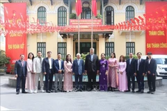 Le président du Comité central du Front de la Patrie du Vietnam, Do Van Chien et la délégation de l'Association d'affaires et d'investissement Vietnam- R. de Corée. Photo: VNA