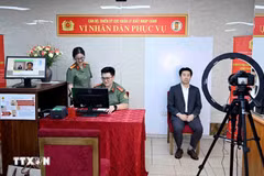 La police de la province centrale de Khanh Hoa met en œuvre une campagne de 50 jours visant à délivrer des comptes d'identité numérique de niveau 2 aux étrangers résidant et travaillant dans la localité. Photo: VNA