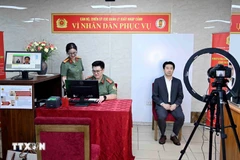 La police de la province centrale de Khanh Hoa met en œuvre une campagne de 50 jours visant à délivrer des comptes d'identité numérique de niveau 2 aux étrangers résidant et travaillant dans la localité. Photo: VNA