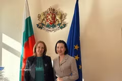 L’ambassadrice du Vietnam en Bulgarie, Nguyen Thi Minh Nguyet (droite) et la maire de Kazanlak, Galina Stoyanova. Photo: VNA