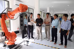 Essais d'un robot industriel au Centre de formation, de recherche et de développement en robotique industrielle et intelligence artificielle de l'Université des sciences et technologies de Da Nang. Photo : VNA