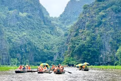 Selon le magazine français Paris Match, Ninh Binh, souvent surnommée la « baie d'Ha Long terrestre », offre un panorama spectaculaire avec ses massifs karstiques, ses rizières et ses rivières sinueuses. Photo: VNA