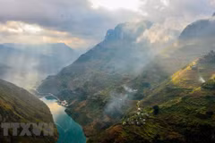 Le haut plateau karstique de Dông Van, reconnu géoparc mondial par l’UNESCO, a été sacré « Meilleure destination culturelle régionale en Asie 2025 ». Photo: VNA
