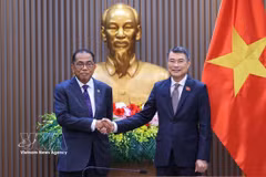 Le Premier ministre Le Minh Hung (droite) reçoit le ministre malaisien de la Défense, Mohamed Khaled bin Nordin. Photo: VNA