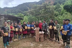 Remise de biens essentiels à des habitants de la province de Son La. Photo: VNA