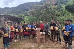 Remise de biens essentiels à des habitants de la province de Son La. Photo: VNA