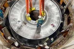 Installation réussie du rotor du premier turboalternateur du projet d'agrandissement de la centrale hydroélectrique de Hoa Binh. Photo: VNA