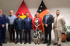 L’ambassadeur du Vietnam en Australie, Pham Hung Tam (4e à partir de la gauche), en visite en Australie-Occidentale. Photo: VNA
