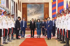 Cérémonie d’accueil solennelle pour Tran Cam Tu en visite officielle au Cambodge. Photo: VNA