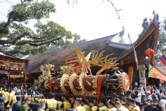 La fête de procession des pétards du village de Dông Ky comprend deux parties : la procession de deux pétards énormes, décorés de dragons et de phénix créés par les lignées familiales prestigieuses de la région dans la cour de la maison communale, et le rite "Bousculade des mandarins de la procession". Photo: VNA