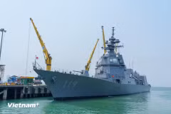 Le matin du 2 avril, le destroyer Asahi (numéro 119) des Forces maritimes d’autodéfense du Japon (JMSDF) a accosté au port de Tien Sa, dans la ville de Da Nang. Photo : VietnamPlus