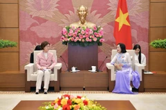 La vice-présidente de l’Assemblée nationale, Nguyen Thi Thanh (droite), et Lee In-sun, présidente du Comité pour l’égalité des sexes et la famille de l’Assemblée nationale sud-coréenne. Photo: VNA