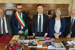 L'ambassadeur du Vietnam en Italie, Duong Hai Hung (au milieu), remet des livres sur le Président Hô Chi Minh à Masciano. Photo: VNA