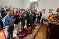 L'ambassadeur du Vietnam en Roumanie Dô Duc Thành, son épouse et les délégués offrent de l'encens en mémoire du Président Hô Chi Minh. Photo: VNA