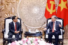 Le secrétaire général du Parti et président de la République, To Lam, reçoit Khamphan Phommathat, membre du Bureau politique du Parti populaire révolutionnaire lao (PPRL), vice-Premier ministre et ministre lao de la Justice. Photo: VNA