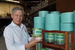 Nguyen Van Khoe, créateur du piège à moustiques à l'eau. Photo: VNA