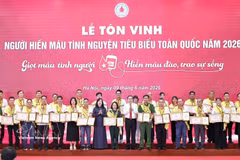 Cérémonie honorant les 100 donneurs de sang volontaires exemplaires de 2026. Photo: VNA