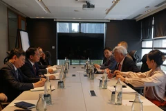 Le vice-Premier ministre et ministre des Affaires étrangères, Bui Thanh Son rencontre le président de la BAII, Jin Liqun, le 26 mai à Kuala Lumpur. Photo: VNA