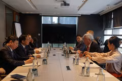Le vice-Premier ministre et ministre des Affaires étrangères, Bui Thanh Son rencontre le président de la BAII, Jin Liqun, le 26 mai à Kuala Lumpur. Photo: VNA