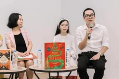 La jeune traductrice Ho An Nhien (au milieu). Photo: tuoitre.vn