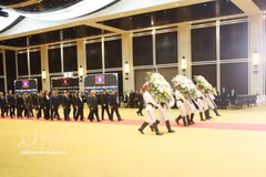 La délégation de l’ambassade, des organes de représentation du Vietnam et de la communauté vietnamienne au Laos, conduite par l’ambassadeur Nguyen Minh Tam, rend hommage au président de l’Assemblée nationale lao, Xaysomphone Phomvihane, récemment décédé. Photo: VNA