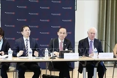 Le ministre par intérim des Affaires étrangères, Lê Hoài Trung (centre) à la table ronde politique organisée par l’Institut d’Asie de l’Est Weatherhead. Photo: VNA