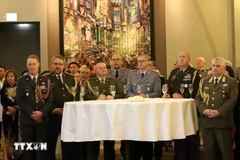 Des délégués à la cérémonie marquant le 80e anniversaire de la fondation de l’Armée populaire du Vietnam à Berlin. Photo: VNA