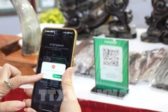 À la Foire du Printemps 2026, les codes QR sont omniprésents, permettant aux visiteurs d’accéder instantanément aux données relatives à l’origine des produits, aux normes de qualité et aux processus de fabrication. Photo: VNA