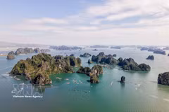 Avec sa beauté unique et incomparable, la baie de Ha Long a été inscrite deux fois au patrimoine mondial de l'UNESCO. Photo : VNA