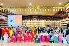 Des délégués et participants à la cérémonie de prière pour la paix mondiale et la souveraineté insulaire et maritime du Vietnam en République de Corée. Photo: VNA