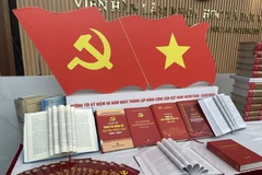 Considéré comme une « feuille de route » de l’ère de progrès national, l'élaboration du projet de documents du 14e Congrès a été lancé très tôt, avec une rigueur exemplaire. Photo: VNA