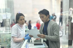 Des enquêteurs se rendent à tous les étalissements commerciaux pour recueillir des informations. Photo : VNA