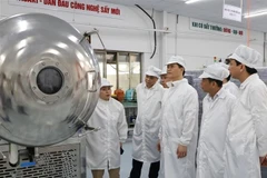 Le président du Comité populaire provincial, Vuong Quôc Tuân (3e de droite) visite un établissement de la société Hanel dans la zone industrielle de Tiên Son. Photo: VNA