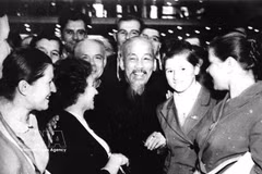 Le Président Hô Chi Minh et des délégués soviétiques et internationaux au 22e Congrès du Parti communiste de l'Union soviétique, en octobre 1961 à Moscou. Photo : Archives/VNA