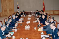 Le secrétaire général du PCV, Dô Muoi s'entretient avec le président sud-coréen Kim Young-sam lors de sa visite officielle en République de Corée, du 11 au 17 avril 1995. Photo : VNA