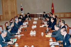 Le secrétaire général du PCV, Dô Muoi s'entretient avec le président sud-coréen Kim Young-sam lors de sa visite officielle en République de Corée, du 11 au 17 avril 1995. Photo : VNA