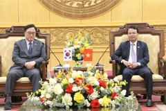 Le président de l’Assemblée nationale de la République de Corée, Woo Won‑shik (gauche) et le secrétaire du Comité provincial du Parti de Ninh Binh, Dang Xuan Phong. Photo: VNA