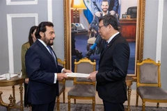 L’ambassadeur du Vietnam au Mexique et en El Salvador, Nguyen Van Hai (droite) présente ses lettres de créance au vice-président d’El Salvador, Félix Ulloa. Photo: VNA