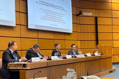 L'ambassadeur du Vietnam en Autriche, Vu Le Thai Hoang (premier de droite) au séminaire international à Vienne. Photo: VNA