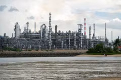 Raffinerie de pétrole de Pulau Bukom à Singapour. Photo : Xinhua/VNA